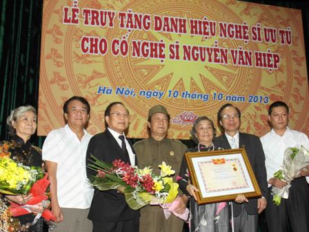 Truy tặng danh hiệu Nghệ sĩ ưu tú cho nghệ sĩ Văn Hiệp